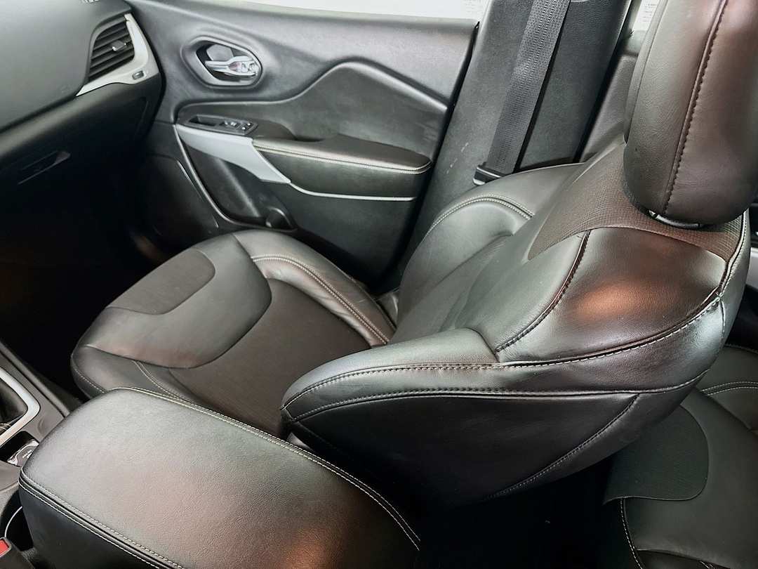 2018 Jeep Cherokee Latitude Plus - Image 22