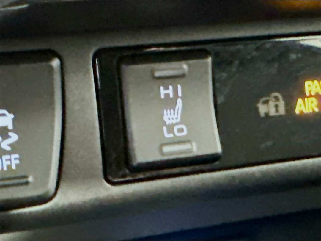 2025 Toyota Rav4 XSE - Image 21