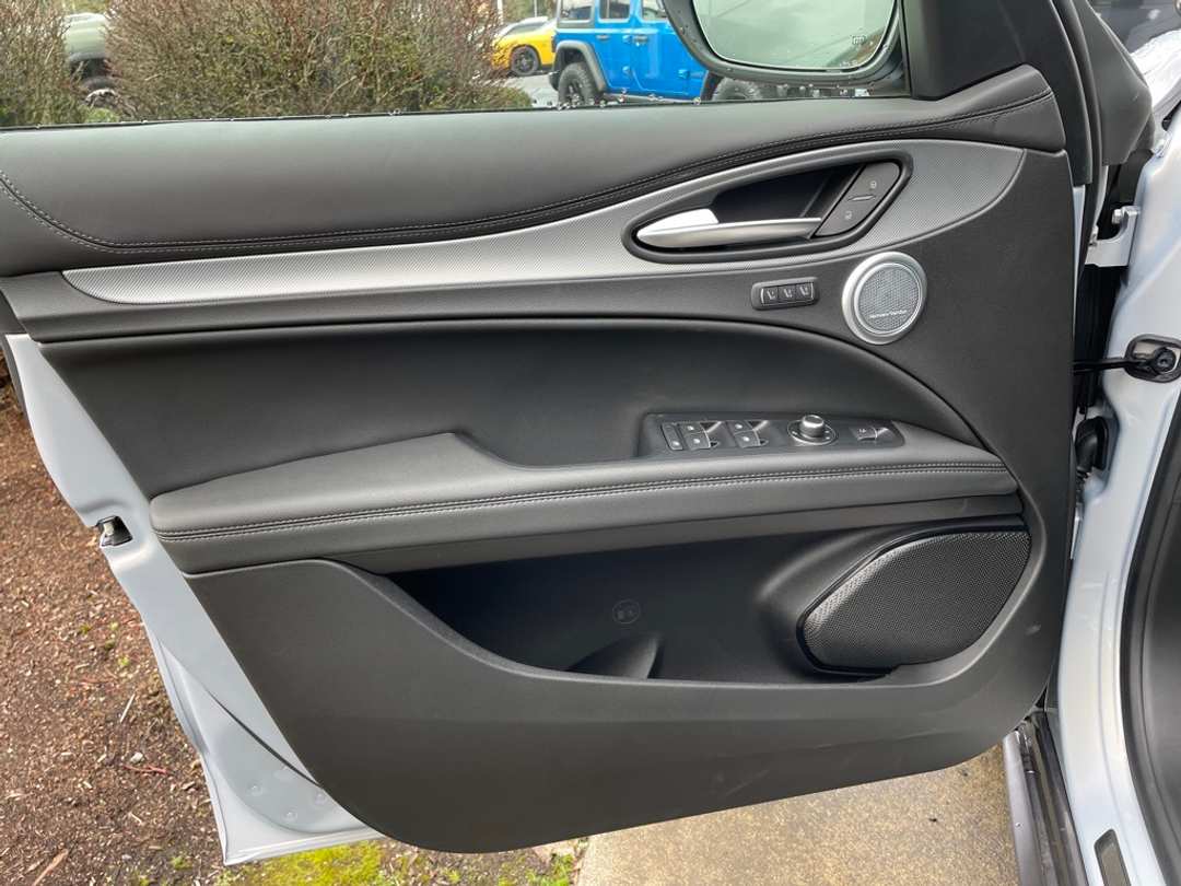 2024 Alfa Romeo Stelvio Ti - Image 8