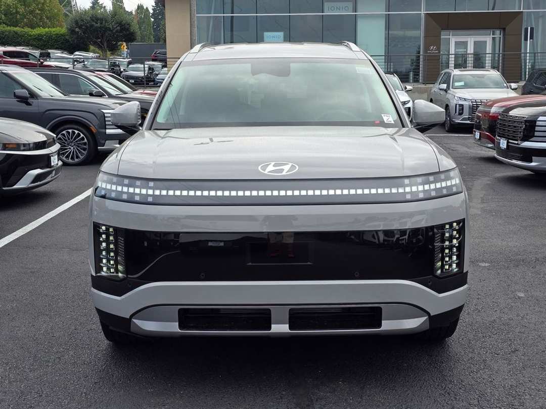 2026 Hyundai Ioniq 9 SE - Image 2
