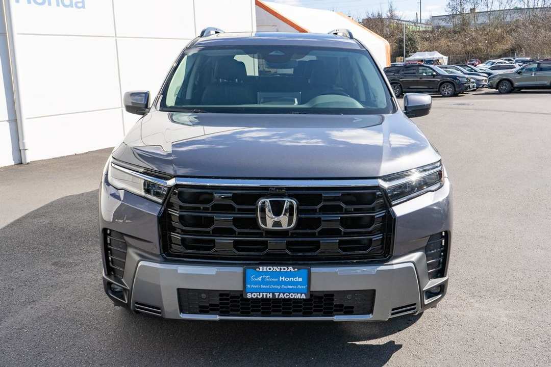 2026 Honda Pilot Touring w/Black Emblem Package - Image 3