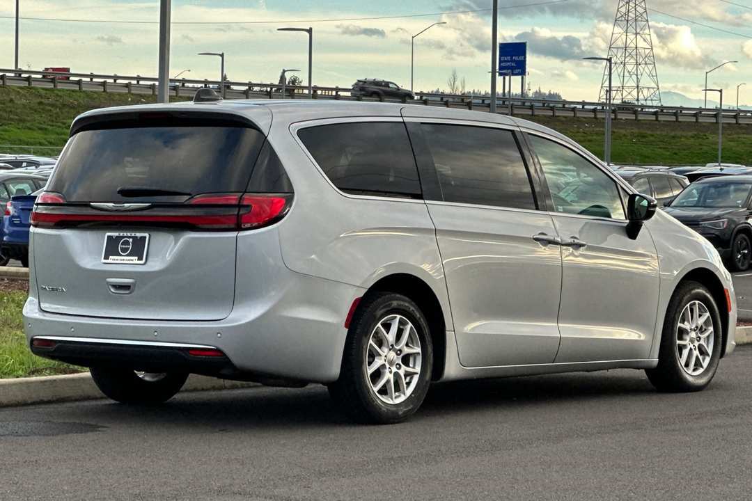 2024 Chrysler Pacifica Touring L - Image 3