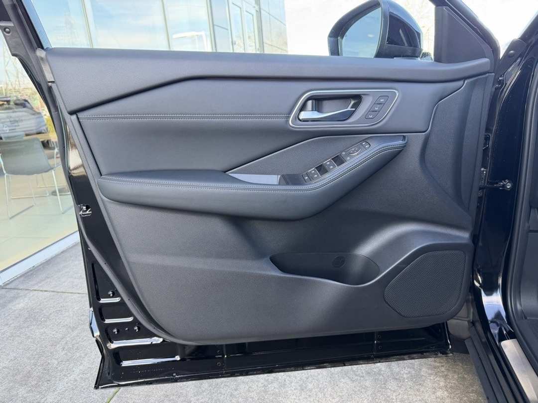 2026 Nissan Rogue Platinum - Image 15