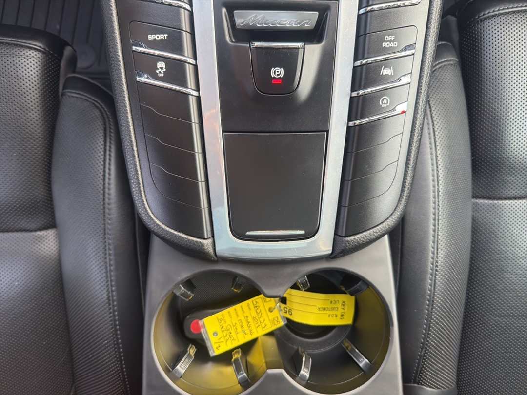 2018 Porsche Macan Base - Image 35