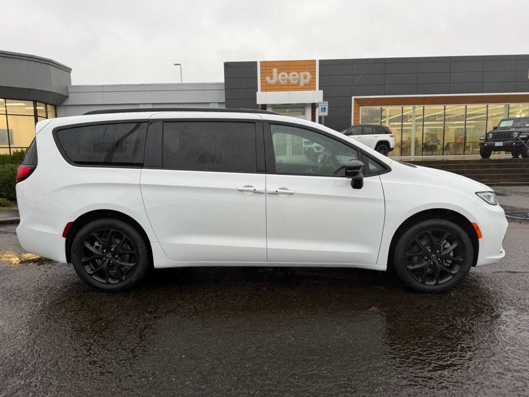 2026 Chrysler Pacifica Limited - Image 9