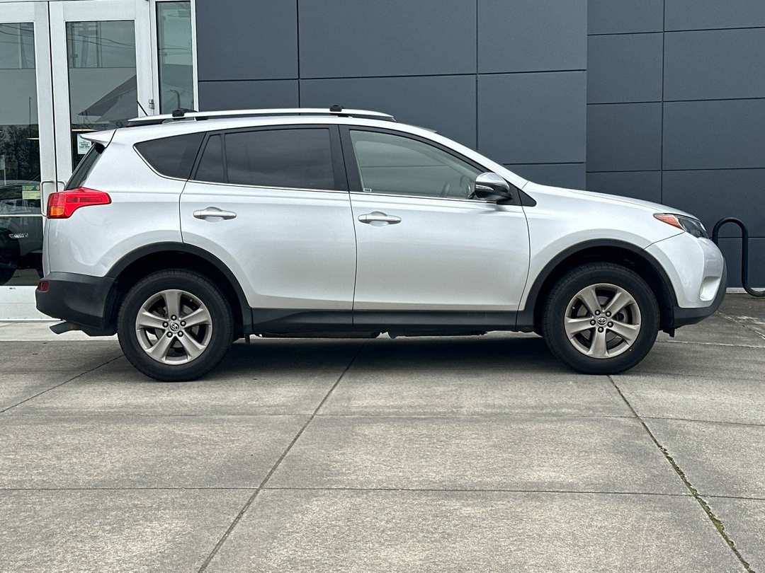 2015 Toyota Rav4 XLE - Image 2