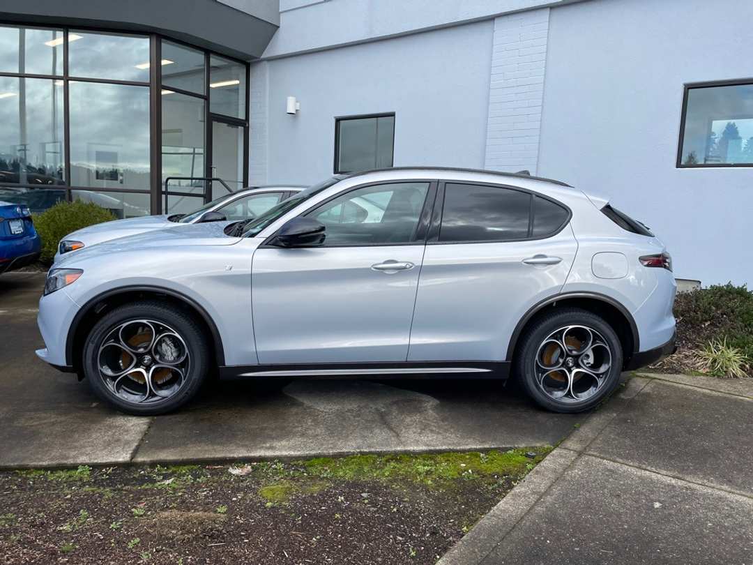 2024 Alfa Romeo Stelvio Ti - Image 4