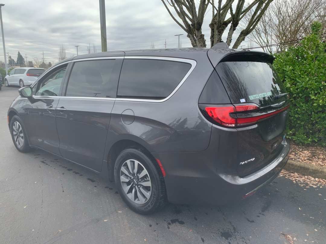 2022 Chrysler Pacifica Touring L - Image 2