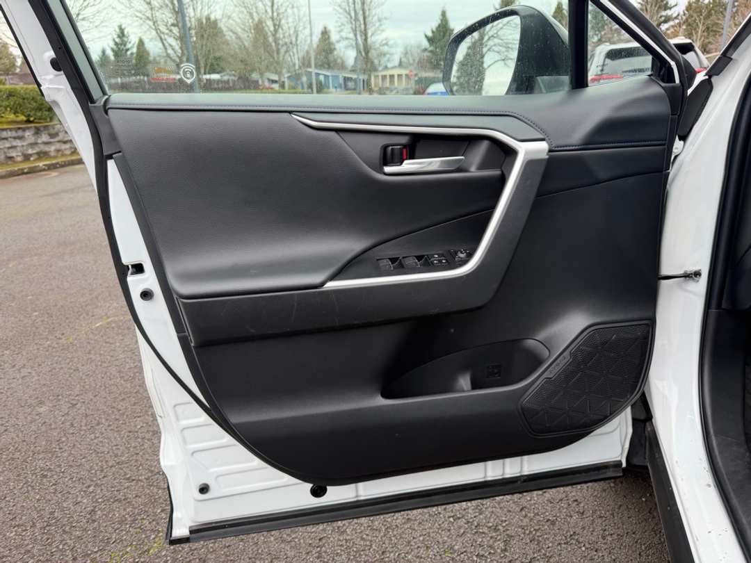 2023 Toyota Rav4 XSE - Image 12