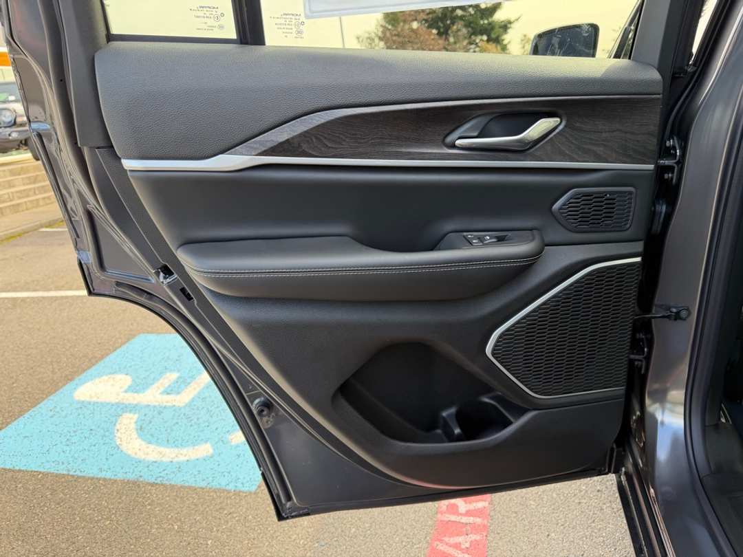 2026 Jeep Grand Cherokee Limited - Image 30