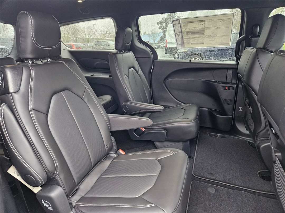 2026 Chrysler Pacifica Select - Image 34