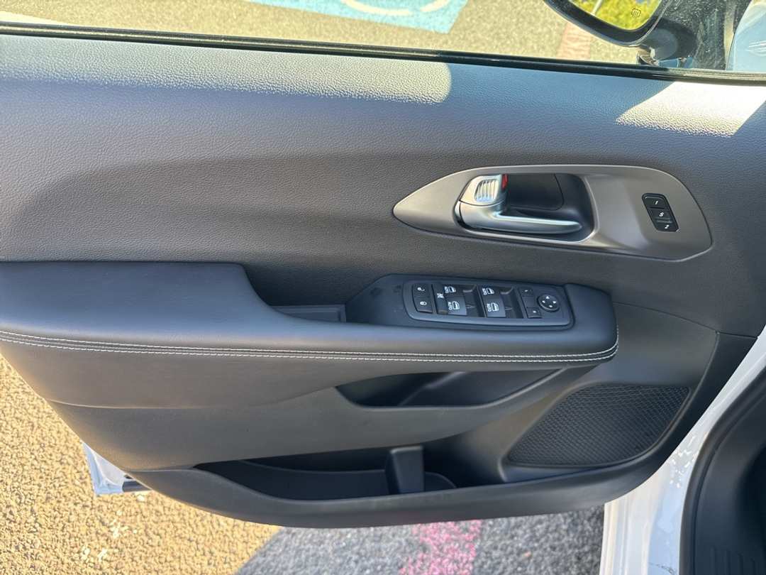 2026 Chrysler Pacifica Select - Image 11