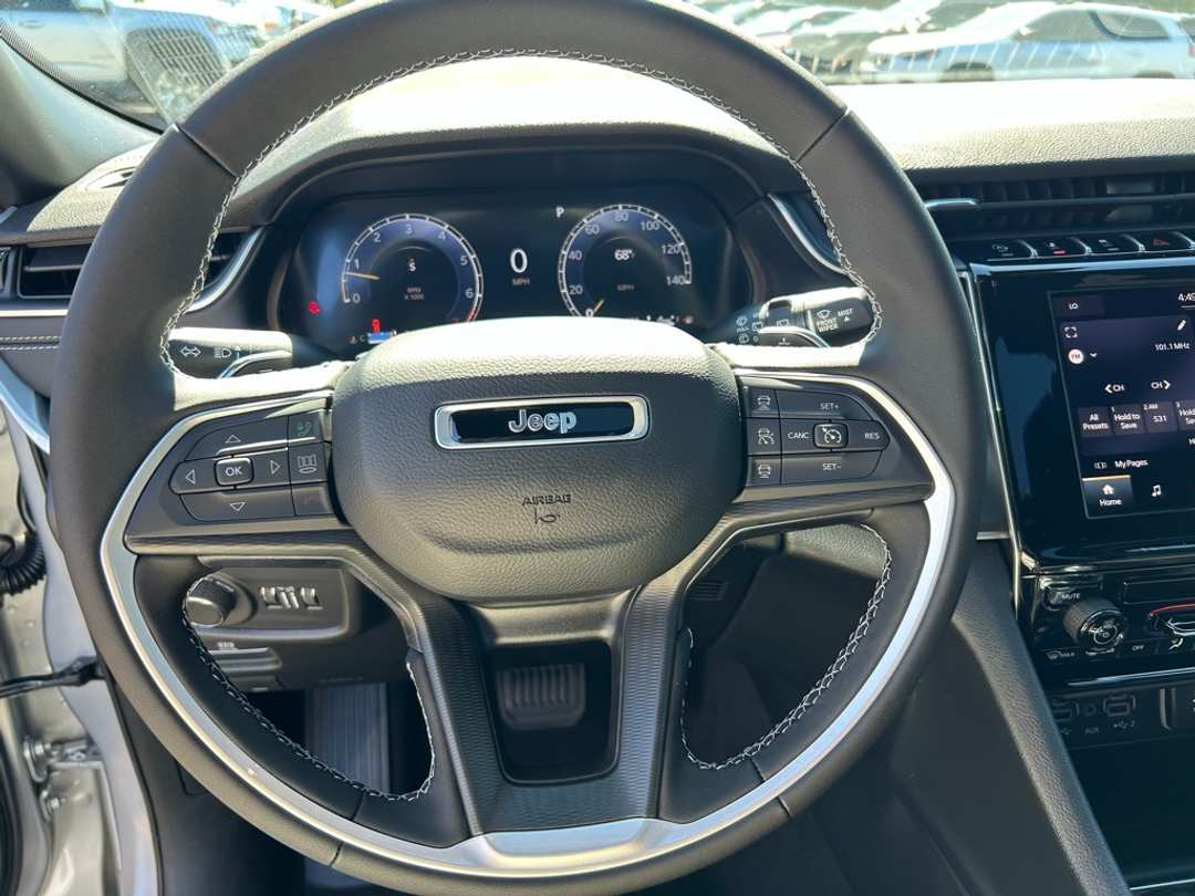 2025 Jeep Grand Cherokee Laredo X - Image 13