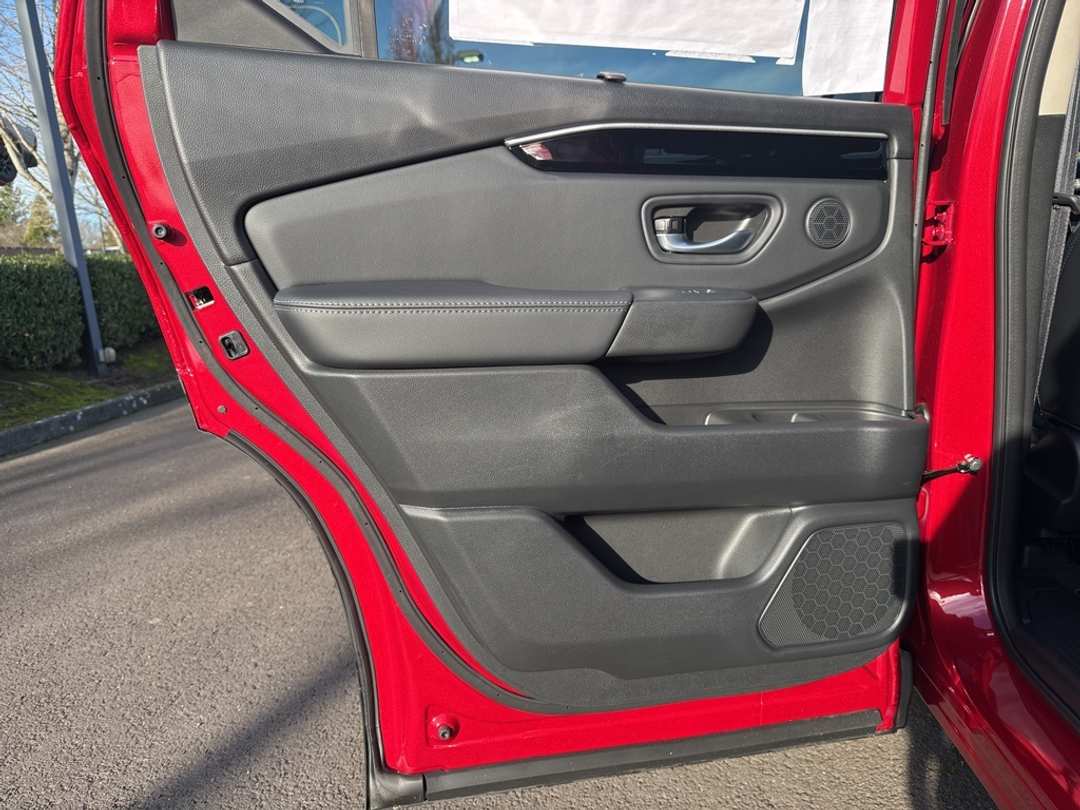 2025 Honda Pilot Touring - Image 14