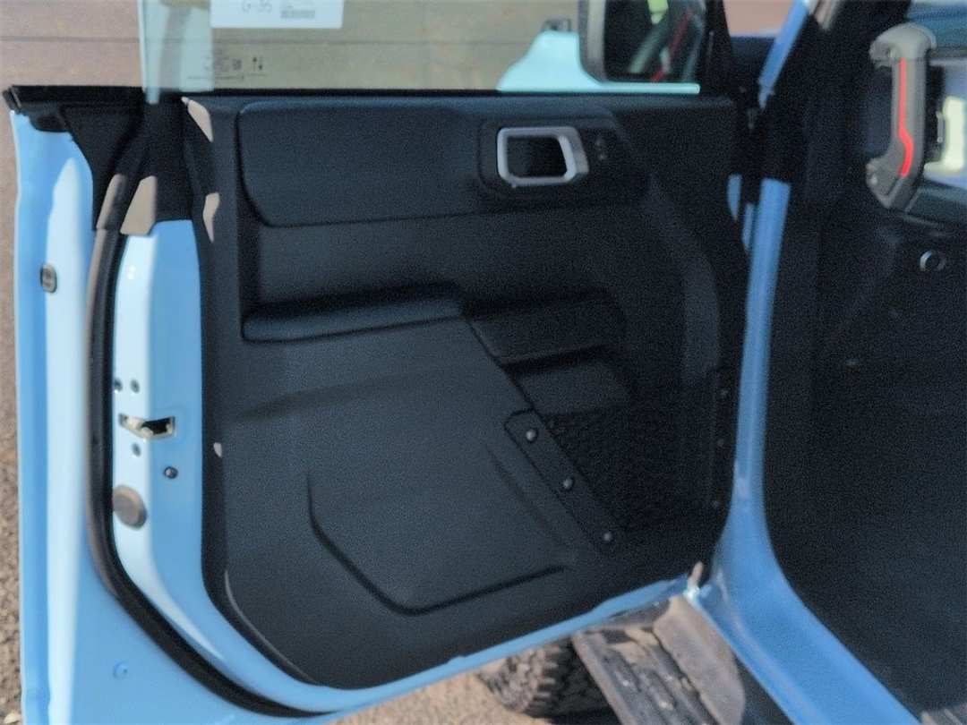 2025 Ford Bronco Heritage Edition - Image 9