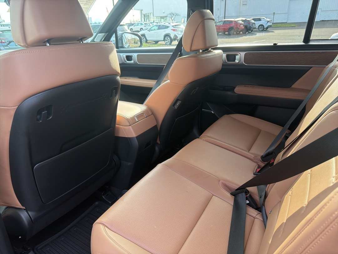 2025 Hyundai Santa Fe Limited - Image 18