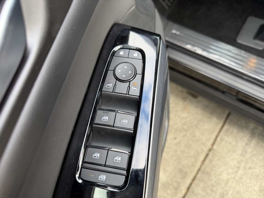 2025 Nissan Pathfinder SL - Image 12