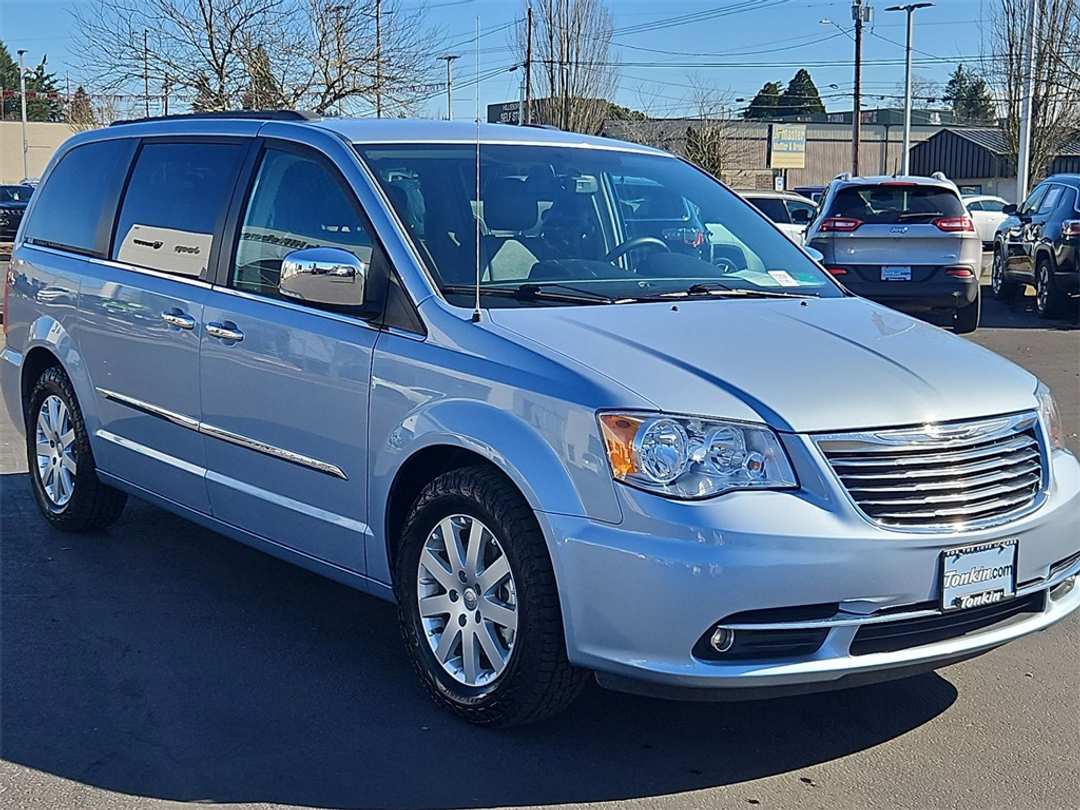 2012 Chrysler Town & Country TouringL - Image 8