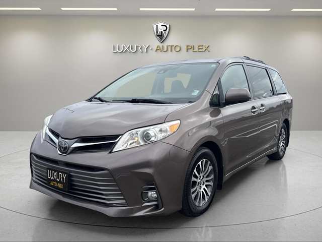 2018 Toyota Sienna XLE MINI LOADED DVD MOON ROOF LOW MILES