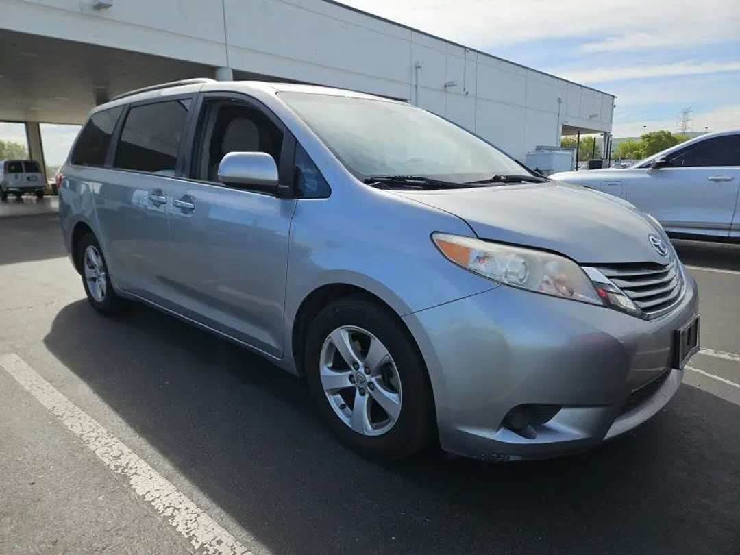 2017 Toyota Sienna LE - Image 2