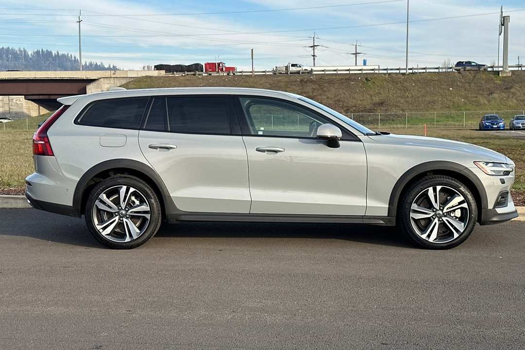 2025 Volvo V60 Cross Country B5 Plus - Image 2