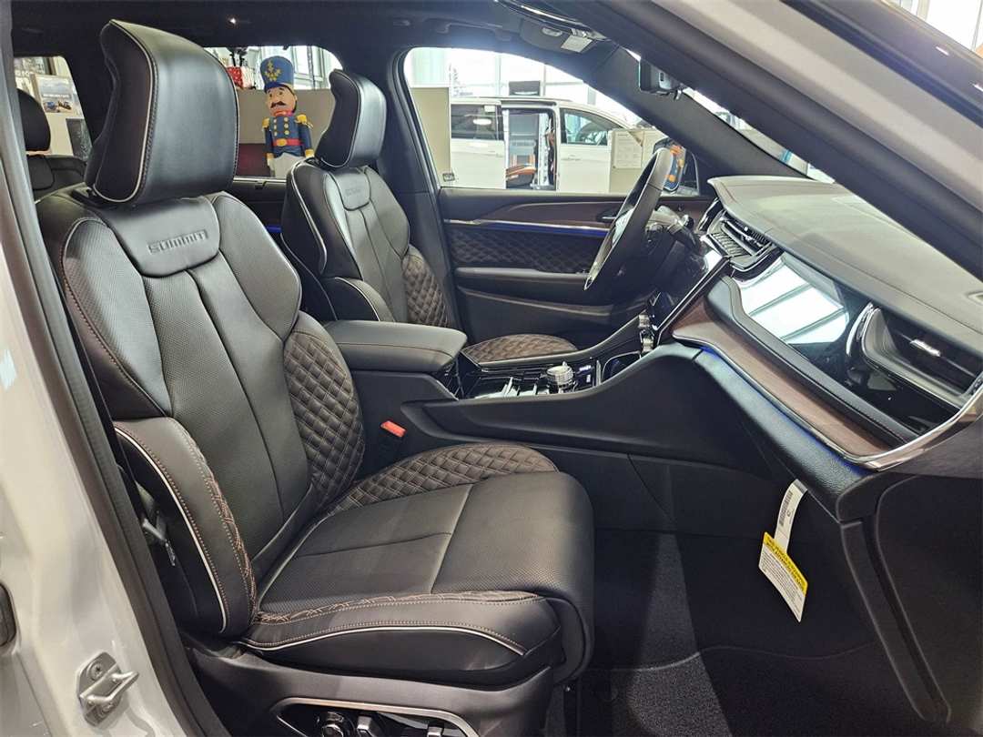2025 Jeep Grand Cherokee Summit - Image 40
