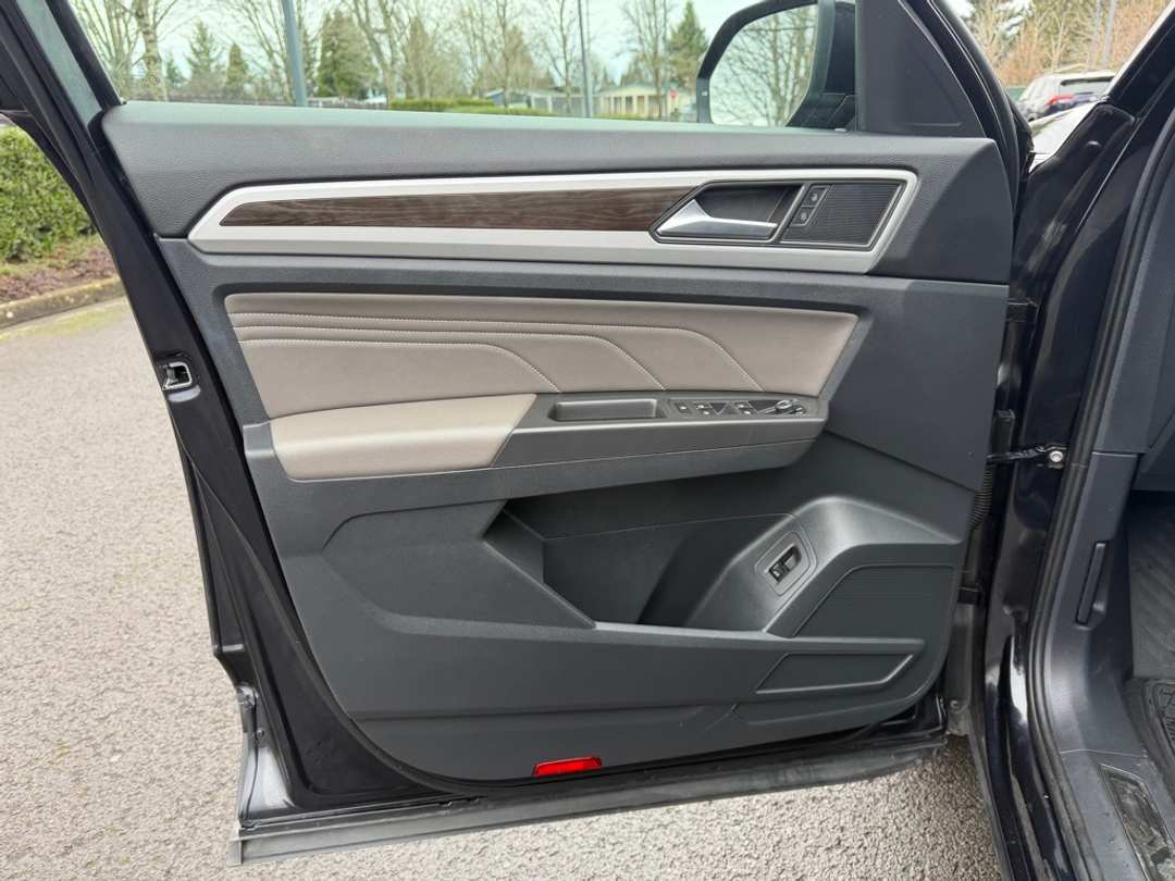 2023 Volkswagen Atlas 3.6L V6 SE w/Technology - Image 12