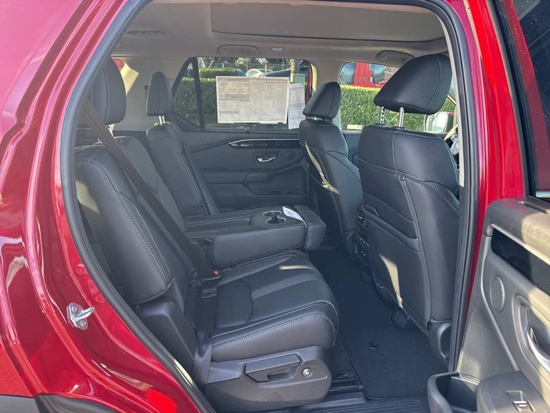 2025 Honda Pilot Touring - Image 17