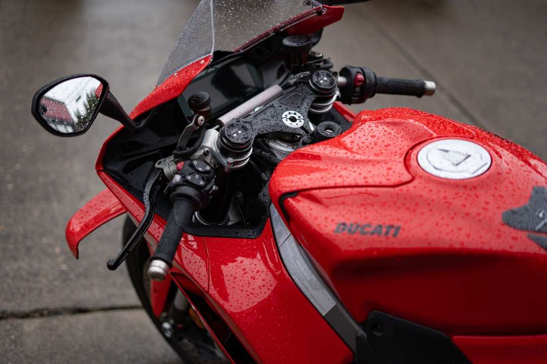 2025 Ducati Panigale V4 - Image 8