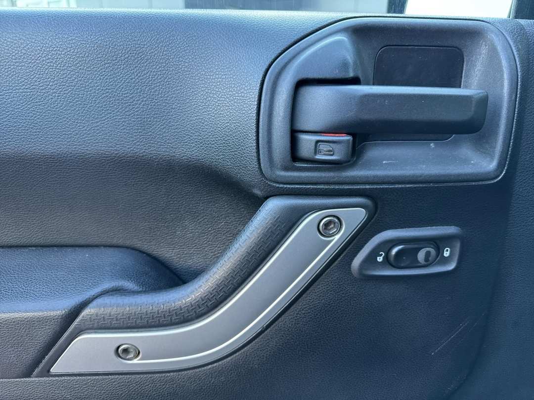 2012 Jeep Wrangler Unlimited Rubicon - Image 10