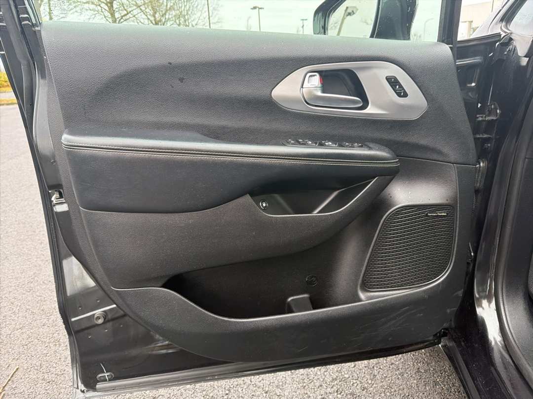 2019 Chrysler Pacifica Limited - Image 11