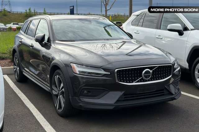 2025 Volvo V60 Cross Country B5 Plus