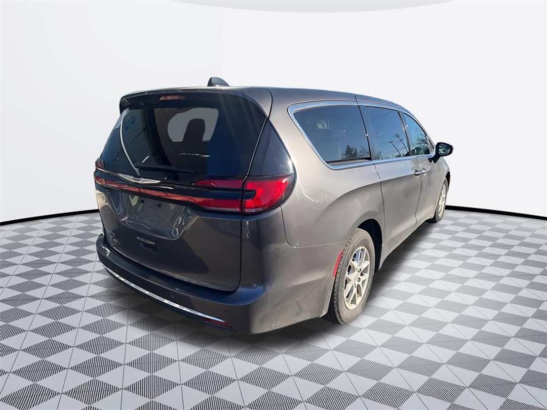 2023 Chrysler Pacifica Touring L - Image 3