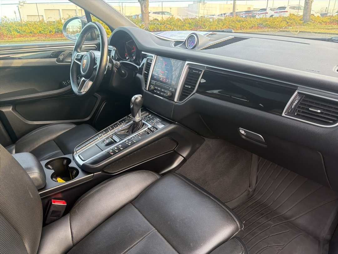 2018 Porsche Macan Base - Image 30