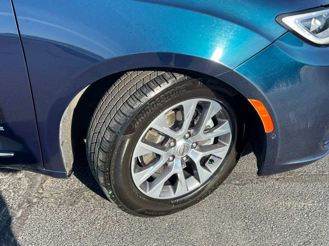 2023 Chrysler Pacifica Pinnacle - Image 2