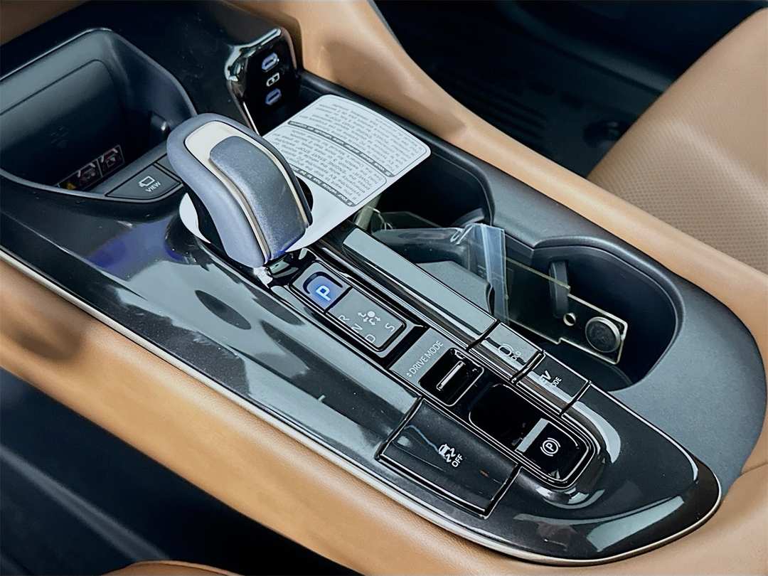 2025 Toyota Crown Signia Limited - Image 17