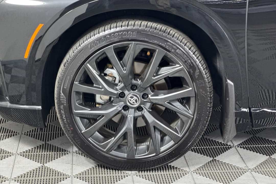 2025 Toyota Crown Signia Limited - Image 26