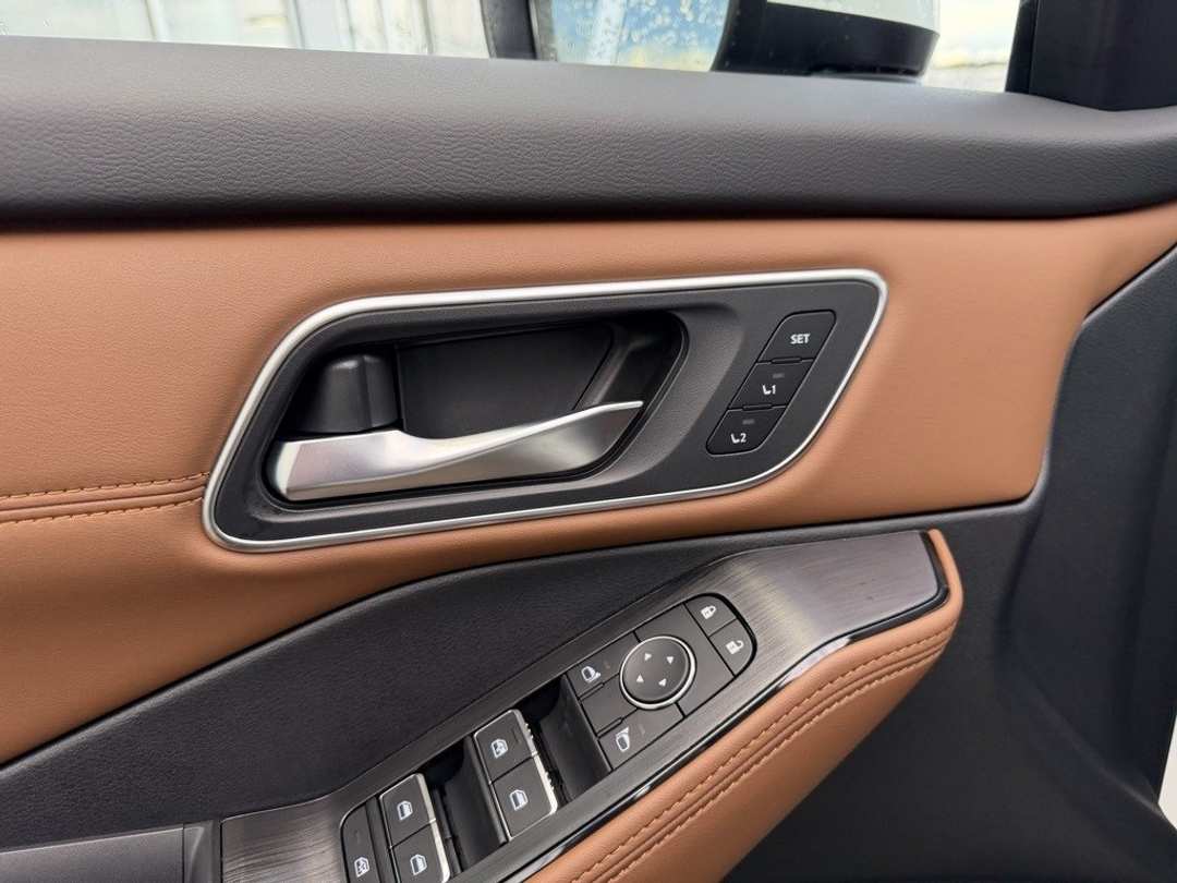 2026 Nissan Rogue Platinum - Image 12