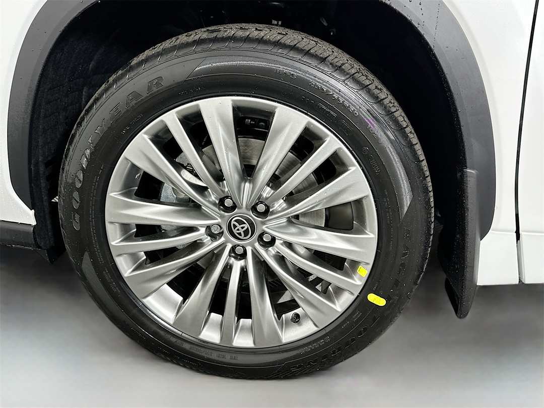 2026 Toyota Highlander Platinum - Image 34