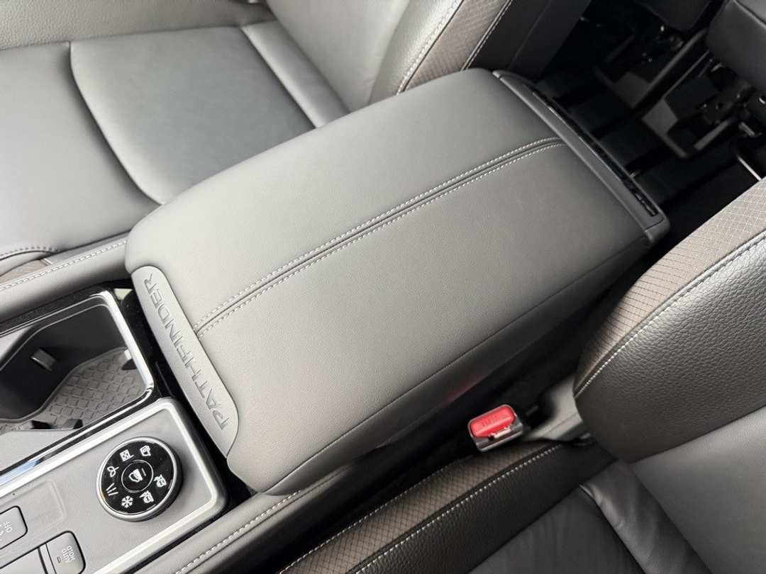 2025 Nissan Pathfinder SL - Image 27