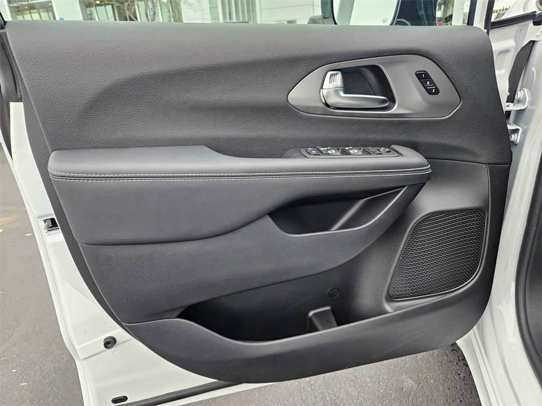 2026 Chrysler Pacifica Select - Image 10