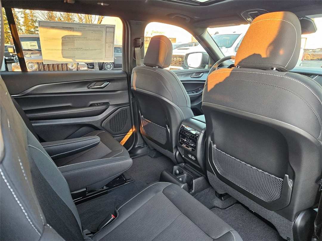 2025 Jeep Grand Cherokee L Laredo - Image 35