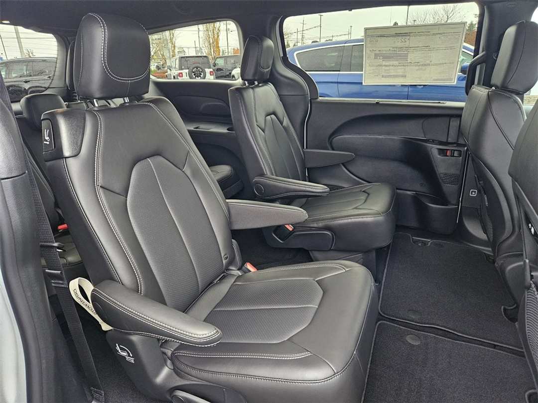 2026 Chrysler Pacifica Select - Image 34