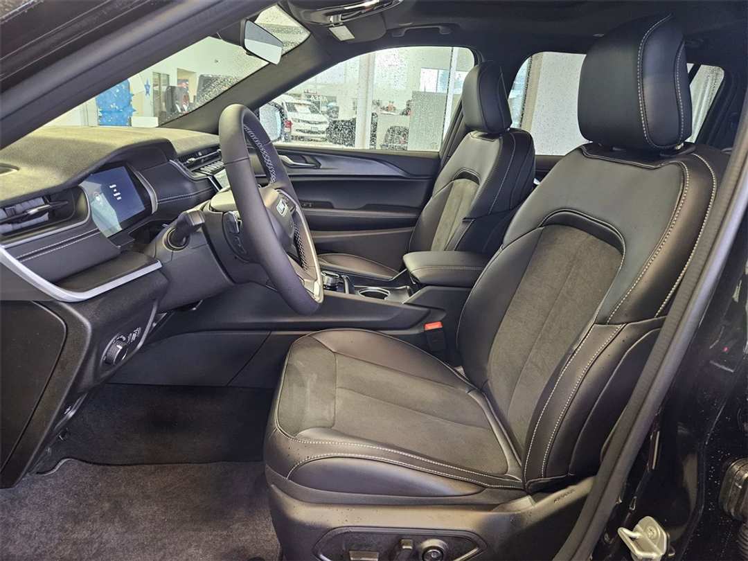 2025 Jeep Grand Cherokee L Altitude X - Image 14