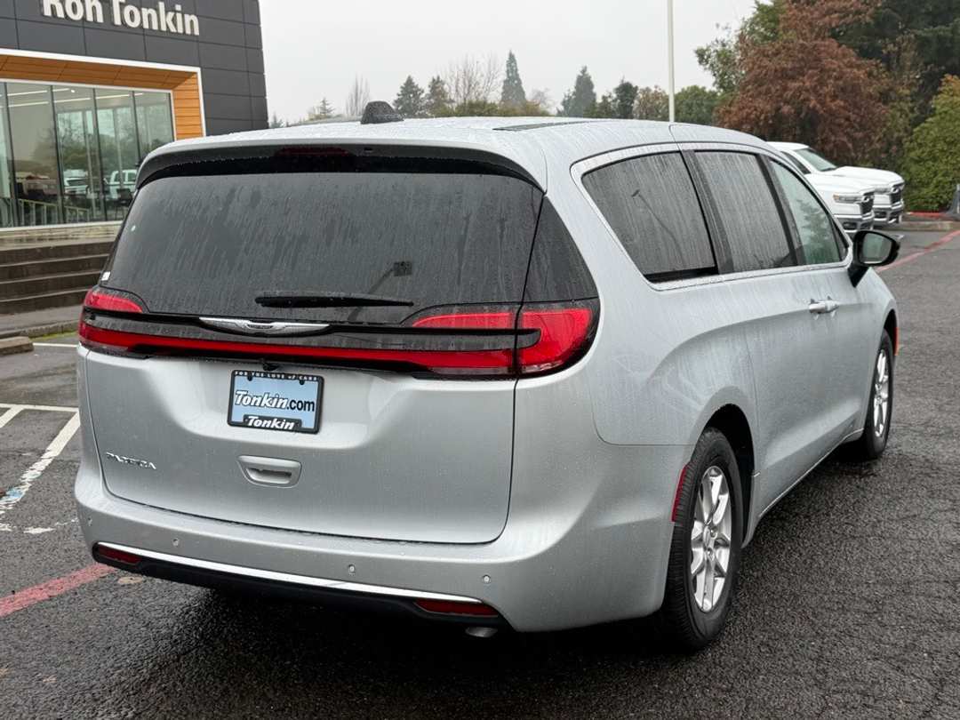 2026 Chrysler Pacifica Select - Image 8