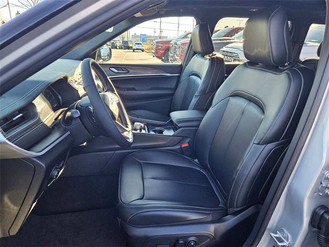 2025 Jeep Grand Cherokee Limited - Image 14