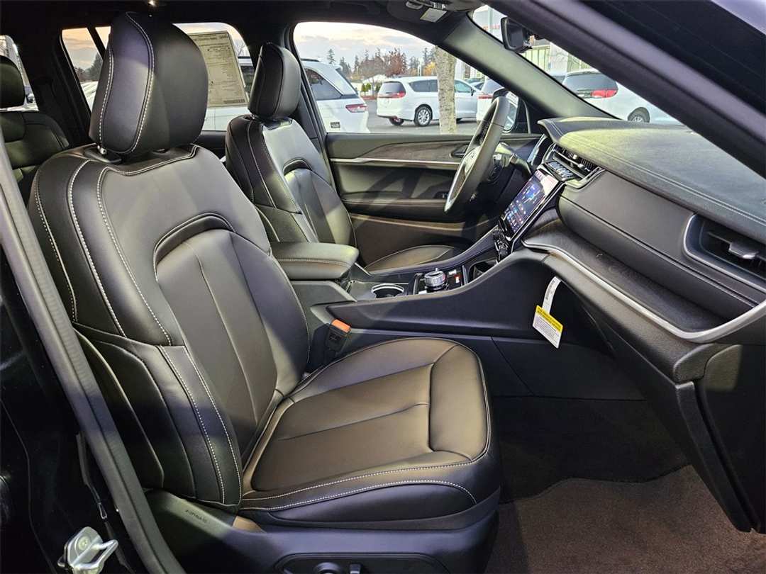 2025 Jeep Grand Cherokee Limited - Image 35