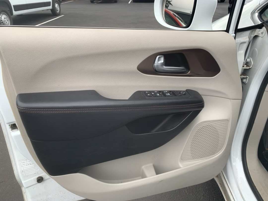 2018 Chrysler Pacifica Touring L - Image 9