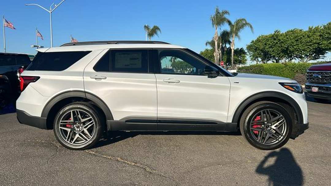 2026 Ford Explorer STLine - Image 2