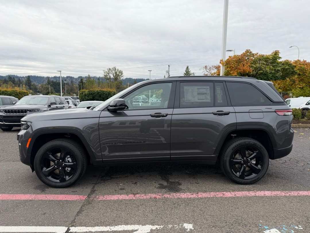 2025 Jeep Grand Cherokee Altitude X - Image 3
